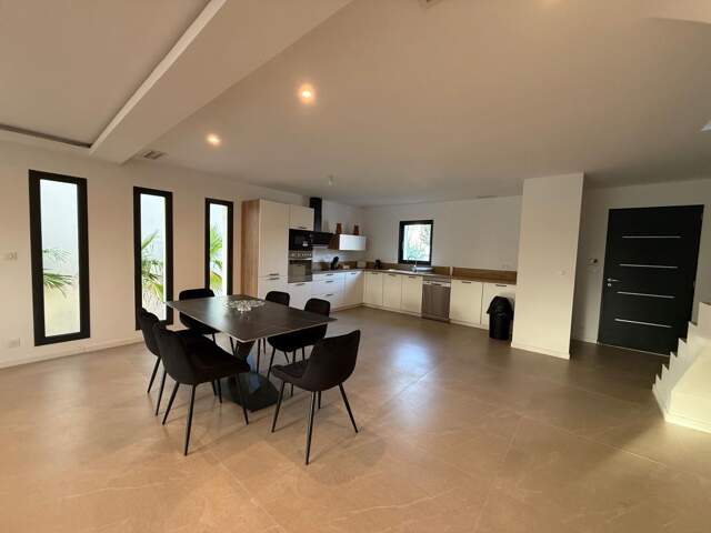 Maison À Vendre à Uzès : 5 pièces sur petite parcelle avec piscine et stationnement. Vite ! — photo du bien