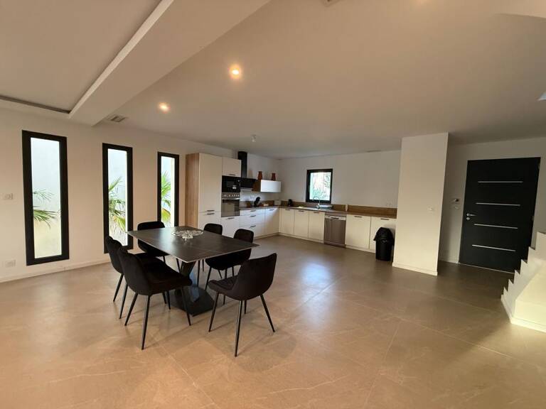 Maison À Vendre à Uzès : 5 pièces sur petite parcelle avec piscine et stationnement. Vite ! — photo 1