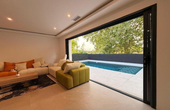 Maison À Vendre à Uzès : 5 pièces sur petite parcelle avec piscine et stationnement. Vite ! — photo 2