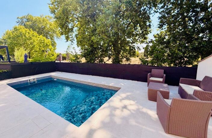 Maison À Vendre à Uzès : 5 pièces sur petite parcelle avec piscine et stationnement. Vite ! — photo 3