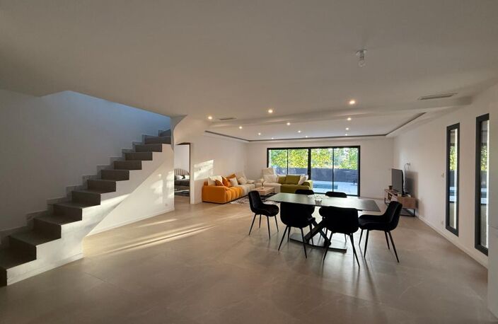 Maison À Vendre à Uzès : 5 pièces sur petite parcelle avec piscine et stationnement. Vite ! — photo 4