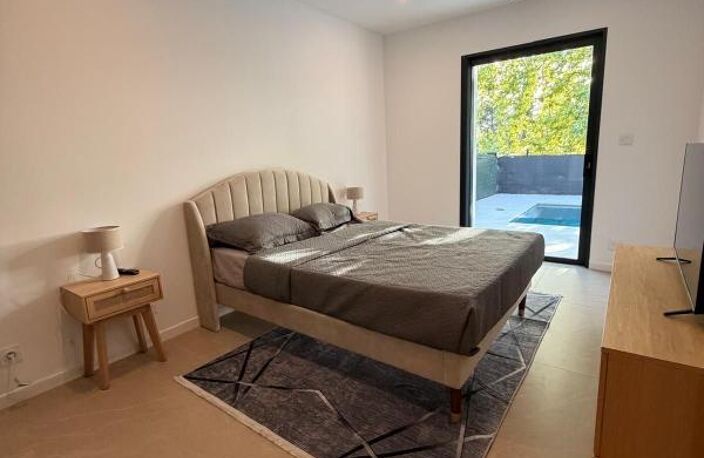 Maison À Vendre à Uzès : 5 pièces sur petite parcelle avec piscine et stationnement. Vite ! — photo 5