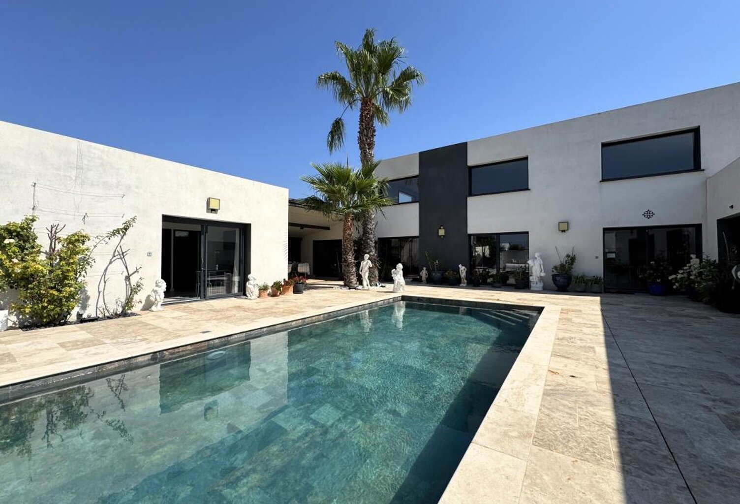 Villa d'exception aux volumes spectaculaires et prestations haut de gamme — photo 1