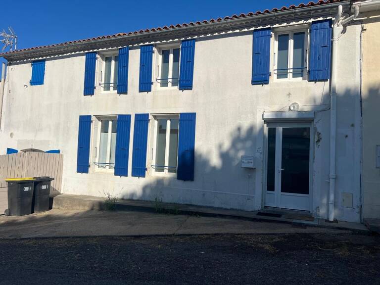 Maison À Louer 3 chambres sur Chenac St Seurin — photo 1