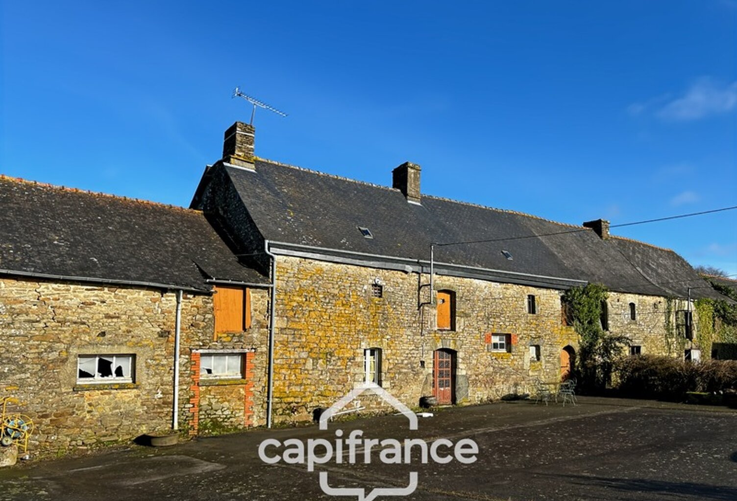 Longère en pierre à rénover avec dépendances et 6 000 m² de terrain — photo 1