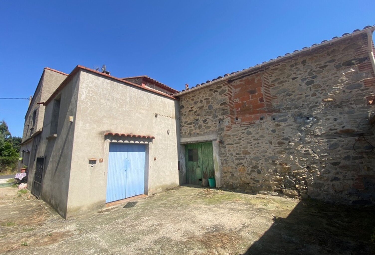 Dpt Pyrénées Orientales (66), à vendre proche VINCA maison en pierres 120 m² avec jardin et grange à rénover — photo 1