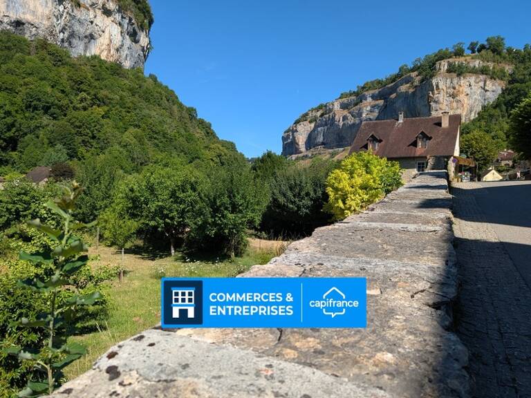 Fonds de commerce et murs à vendre - Demeure XVIᵉ avec restaurant, chambres d’hôtes et logement privatif – Site Patrimonial Remarquable (39) — photo 1