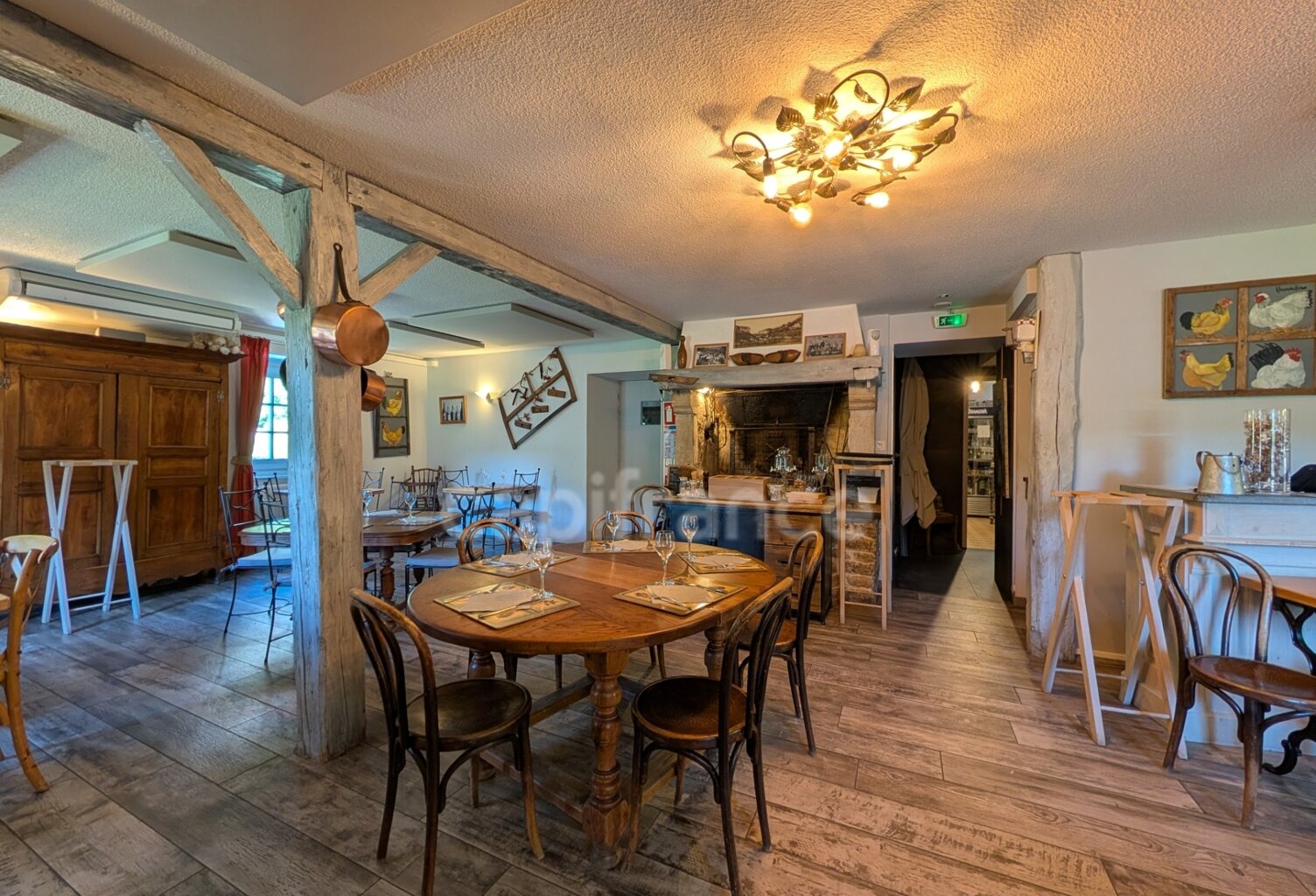 Fonds de commerce et murs à vendre - Demeure XVIᵉ avec restaurant, chambres d’hôtes et logement privatif – Site Patrimonial Remarquable (39) — photo 1
