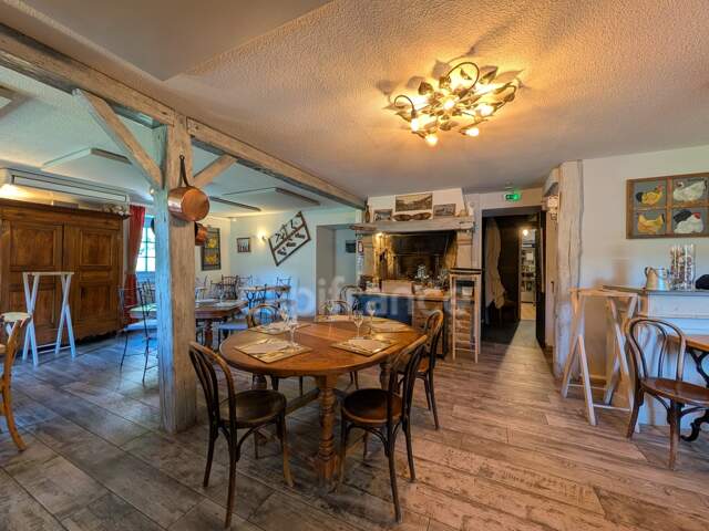 Fonds de commerce et murs à vendre - Demeure XVIᵉ avec restaurant, chambres d’hôtes et logement privatif – Site Patrimonial Remarquable (39) — photo du bien