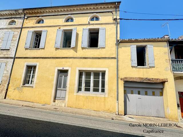 Maison en pierre à rénover, 3 chambres, garage et cour — photo du bien