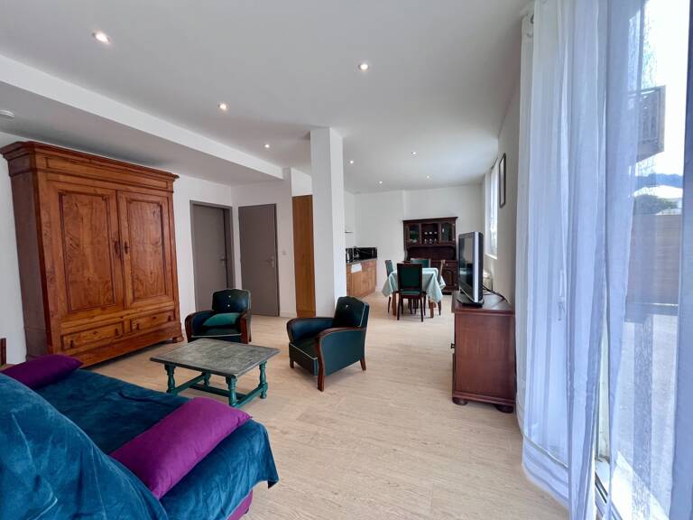 ARGELES GAZOST Appartement T3 traversant rénové avec grande terrasse, parking et cave — photo 1