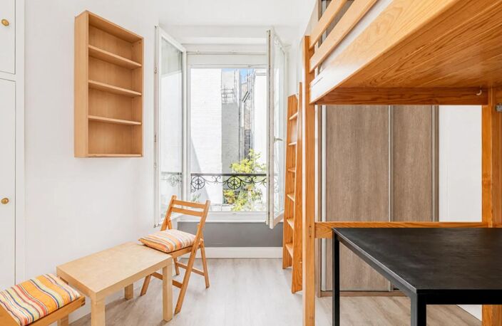 Superbe studio meublé et rénové sur cour – Jules Joffrin — photo 2