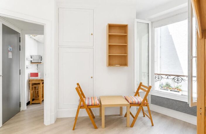 Superbe studio meublé et rénové sur cour – Jules Joffrin — photo 3