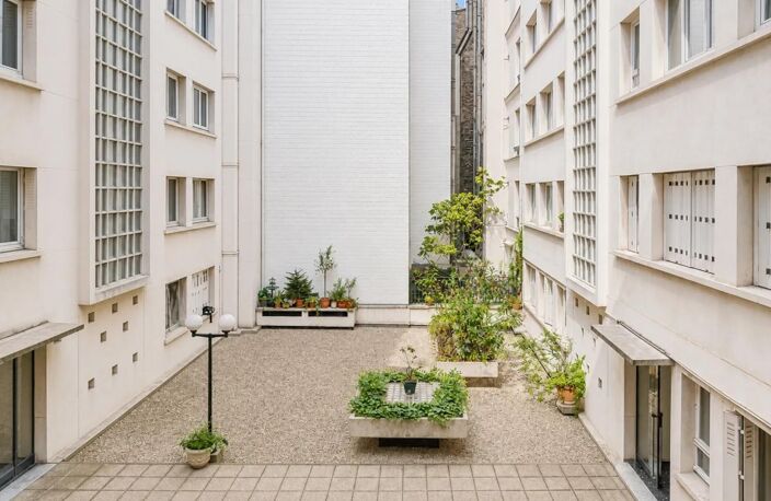 Superbe studio meublé et rénové sur cour – Jules Joffrin — photo 4