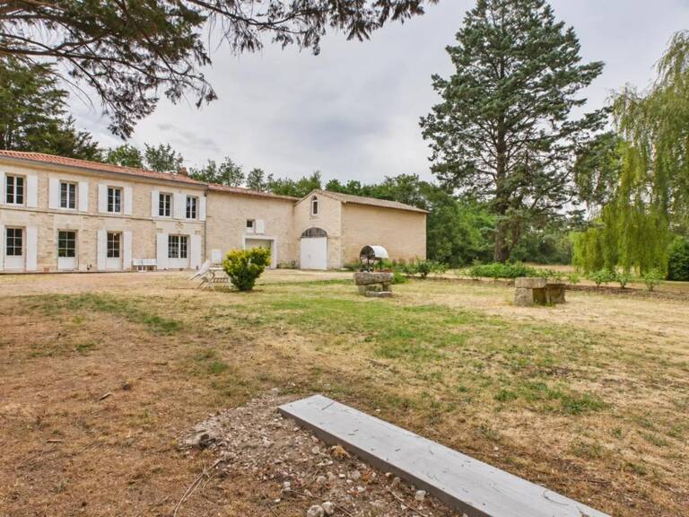 Maison pierre 141 m², piscine intérieure, 2 500 m² - Saint-Symphorien — photo 1