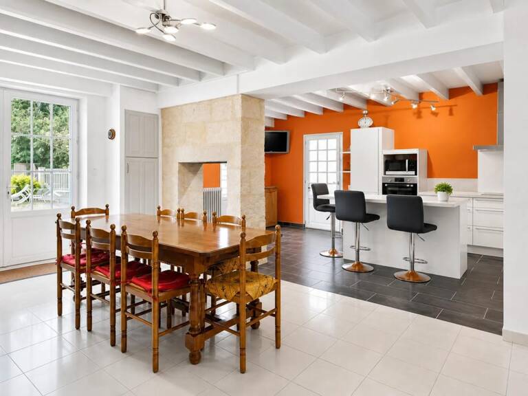 Maison pierre 141 m², piscine intérieure, 2 500 m² - Saint-Symphorien — photo 1