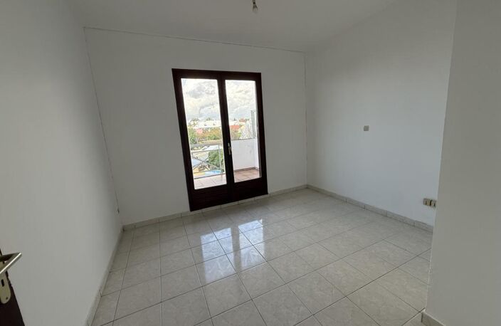 À Saint-Denis, appartement F4 de 71 m2 avec Grande terrasse — photo 3