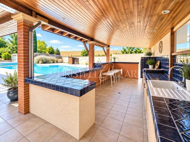 Domaine 374 m² sur terrain de 3,59 ha — photo du bien