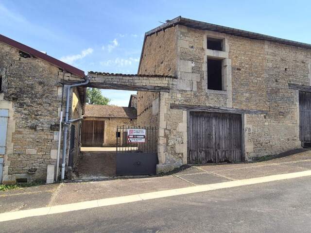 Belle Maison en Pierre ou Corps de Ferme de 58 m² Entièrement à Rénover et Extensible à plus de 350 m² avec Cour de 135 m², Pièces, Greniers, Cave, Terrasse, Garages, Etables, Hangars et un joli Terrain Clos et joliment Arboré et Paysager de  1304 m² — photo du bien