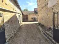 Belle Maison en Pierre ou Corps de Ferme de 58 m² Entièrement à Rénover et Extensible à plus de 350 m² avec Cour de 135 m², Pièces, Greniers, Cave, Terrasse, Garages, Etables, Hangars et un joli Terrain Clos et joliment Arboré et Paysager de  1304 m² — photo 2