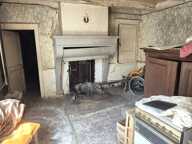 Belle Maison en Pierre ou Corps de Ferme de 58 m² Entièrement à Rénover et Extensible à plus de 350 m² avec Cour de 135 m², Pièces, Greniers, Cave, Terrasse, Garages, Etables, Hangars et un joli Terrain Clos et joliment Arboré et Paysager de  1304 m² — photo 3