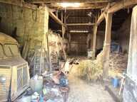Belle Maison en Pierre ou Corps de Ferme de 58 m² Entièrement à Rénover et Extensible à plus de 350 m² avec Cour de 135 m², Pièces, Greniers, Cave, Terrasse, Garages, Etables, Hangars et un joli Terrain Clos et joliment Arboré et Paysager de  1304 m² — photo 4