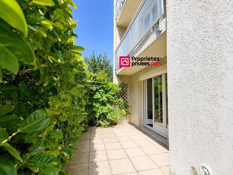 T2 meublé de 48,50 m2 avec terrasse privative et place de parking  91000 Évry-Courcouronnes — photo 1