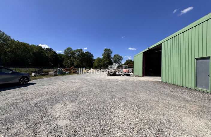 Entrepot 600 m² + Bureaux et terrain de près de 3500 m² — photo 2