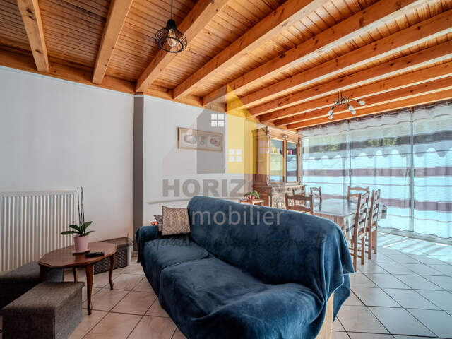 Maison de village mitoyenne d'un côté et son terrain attenan — photo du bien
