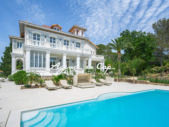VILLA BELLE EPOQUE EMBLEMATIQUE  PARC DE 6000m² 9 PIECES  AVEC PISCINE A SAINT RAPHAEL VALESCURE PROCHE GOLFS — photo du bien