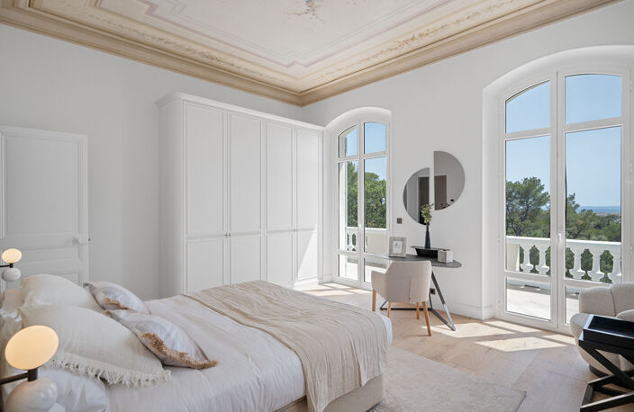 VILLA BELLE EPOQUE EMBLEMATIQUE  PARC DE 6000m² 9 PIECES  AVEC PISCINE A SAINT RAPHAEL VALESCURE PROCHE GOLFS — photo 5