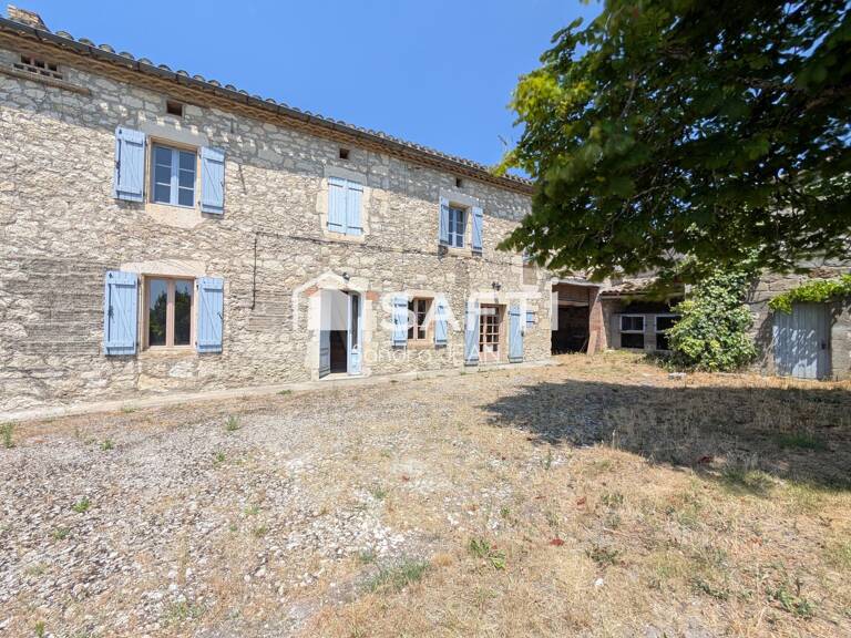 Maison en pierre à rénover avec dépendances — photo 1