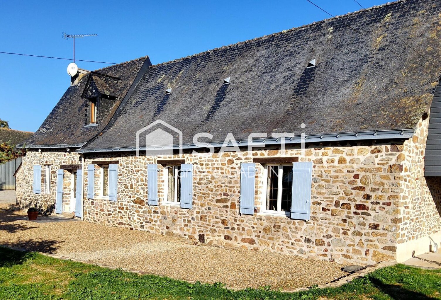 Magnifique propriété avec longère rénovée avec 3 chambres, piscine couverte, 16 hectares de terrain dont bois — photo 1