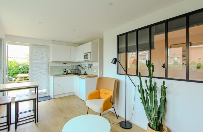 EXCLUSIVITE - ANGLET CHAMBRE D'AMOUR  A QUELQUES PAS DE LA PLAGE TRES BEAU T2 AVEC TERRASSE ET JARDIN — photo 2
