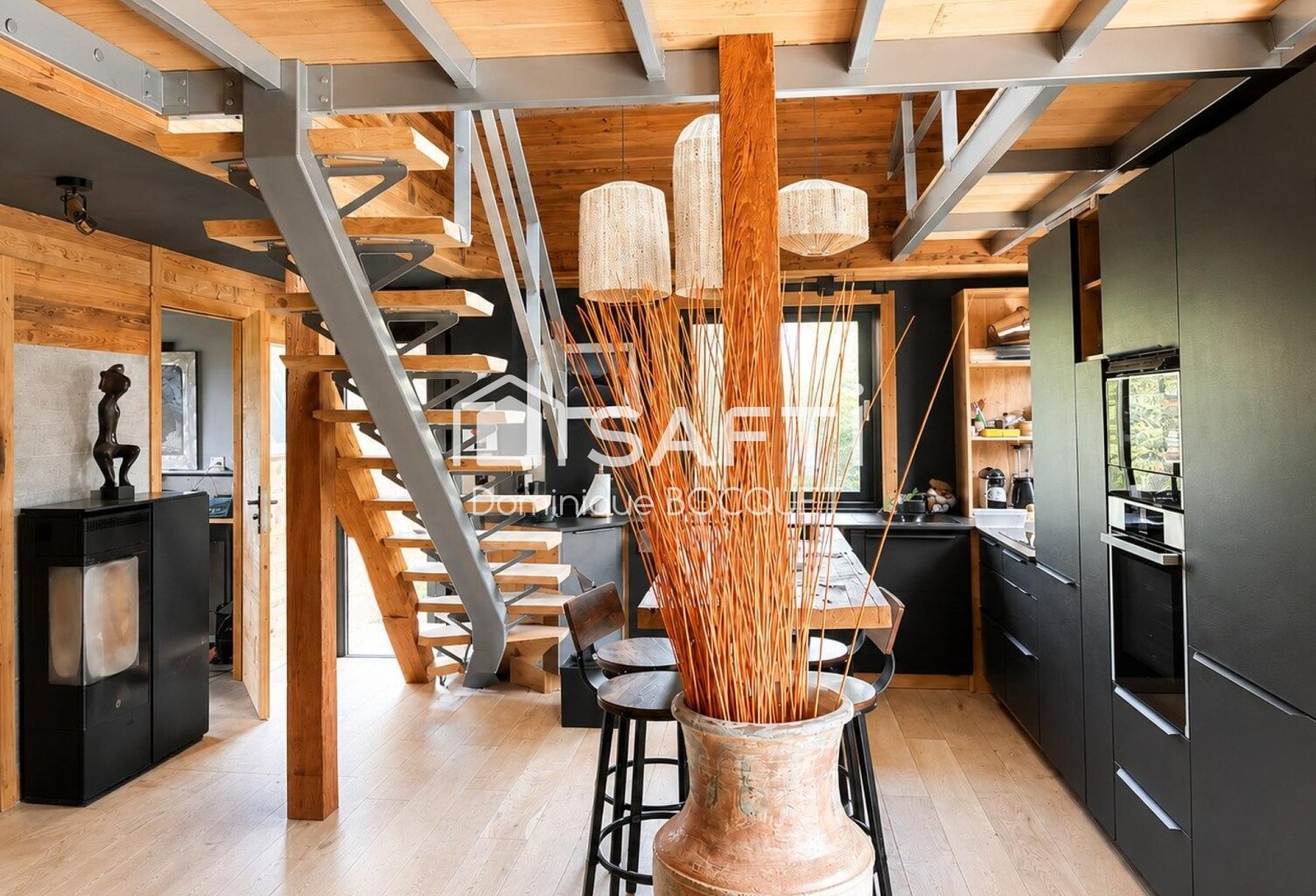 Chalet d'exception, refait à neuf 4 pièces, 3 chambres, garage, parking et terrain privatif. — photo 1