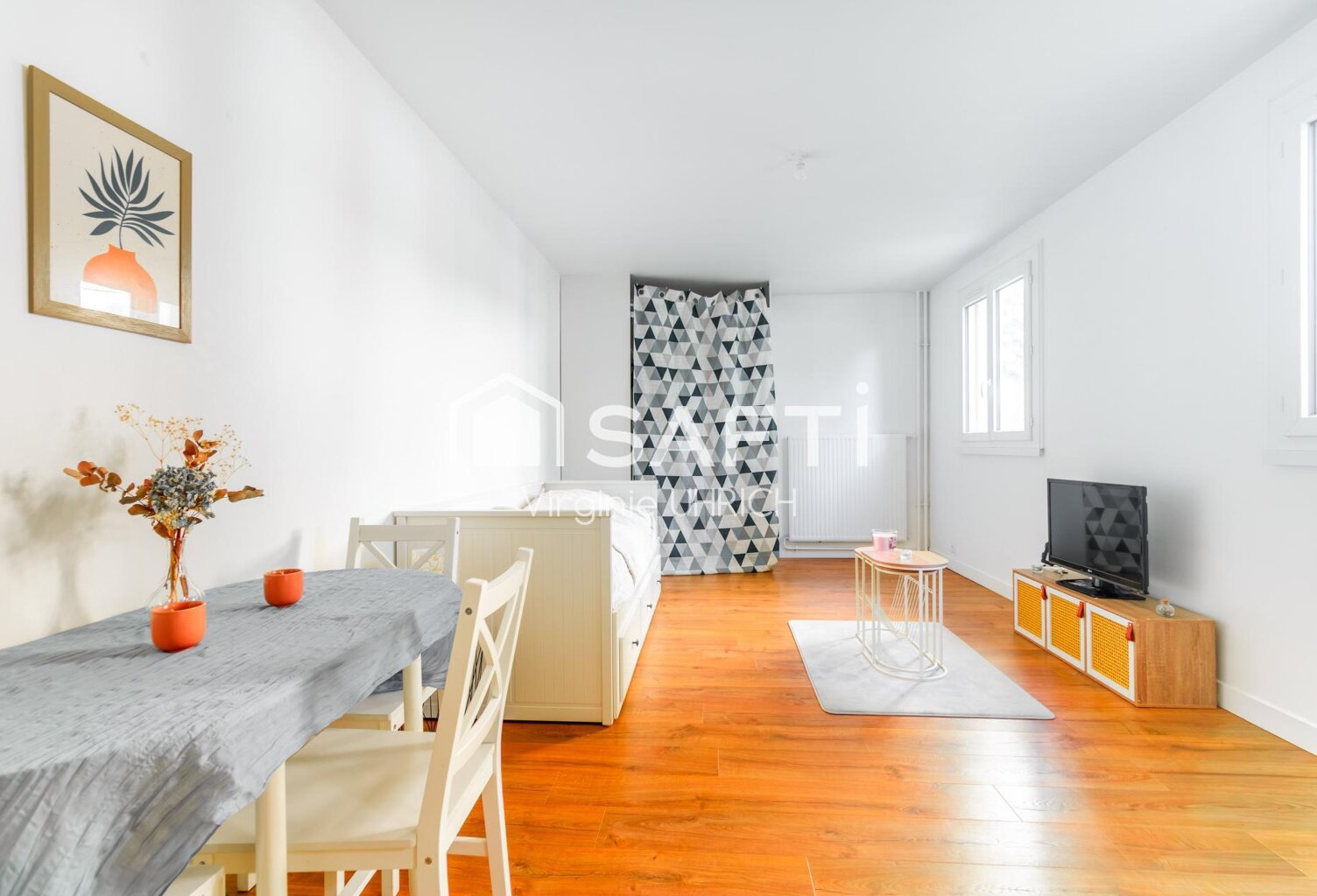 STUDIO de charme, RÉNOVÉ, de 32m2, CARREZ, AVEC GRANDE CAVE, à Maurepas, en zone piétone, au calme et proche de toutes commodités! — photo 1
