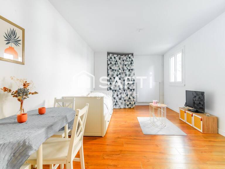 STUDIO de charme, RÉNOVÉ, de 32m2, CARREZ, AVEC GRANDE CAVE, à Maurepas, en zone piétone, au calme et proche de toutes commodités! — photo 1