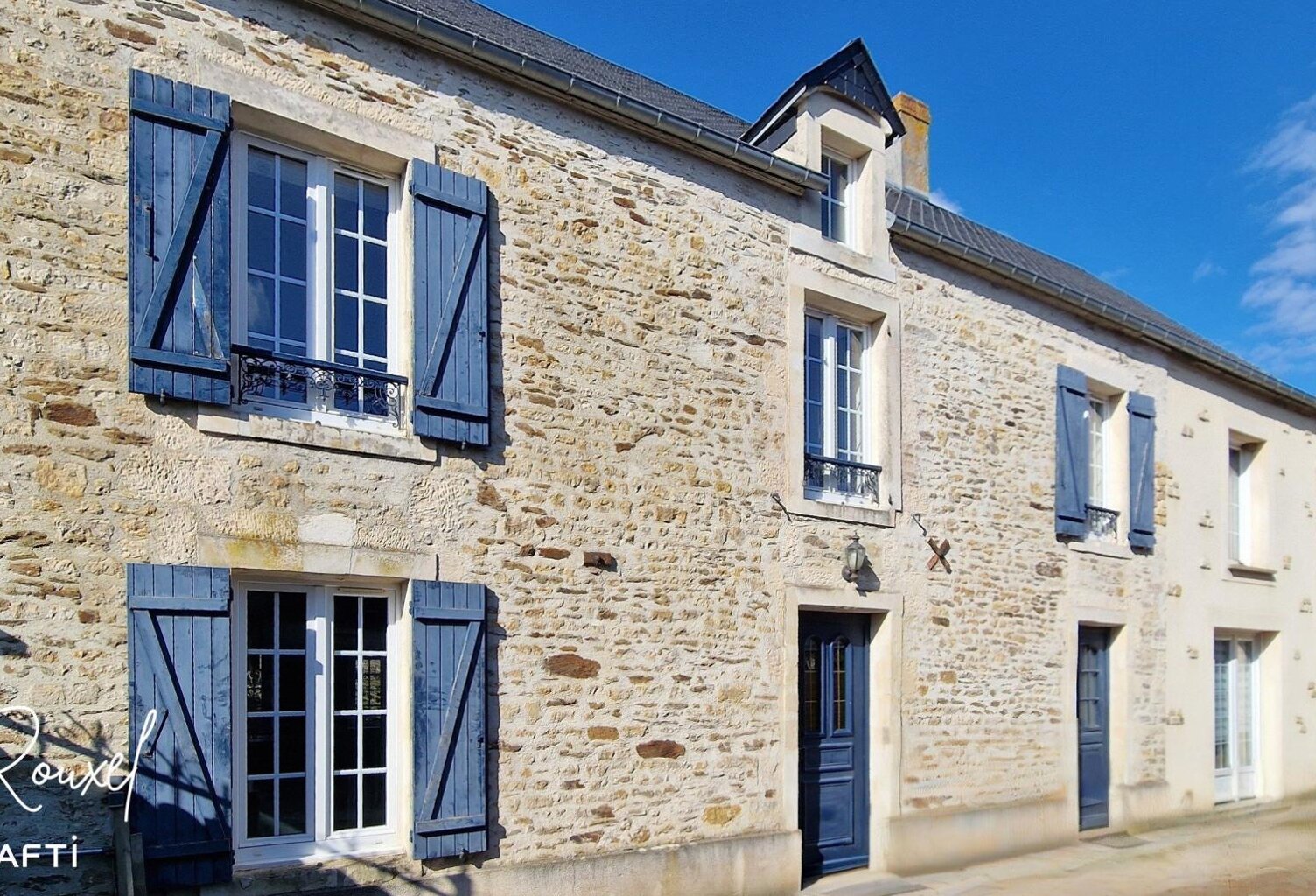 Bâtisse en pierre rénovée, 150 m², 3 chambres et plus, dépendance. — photo 1