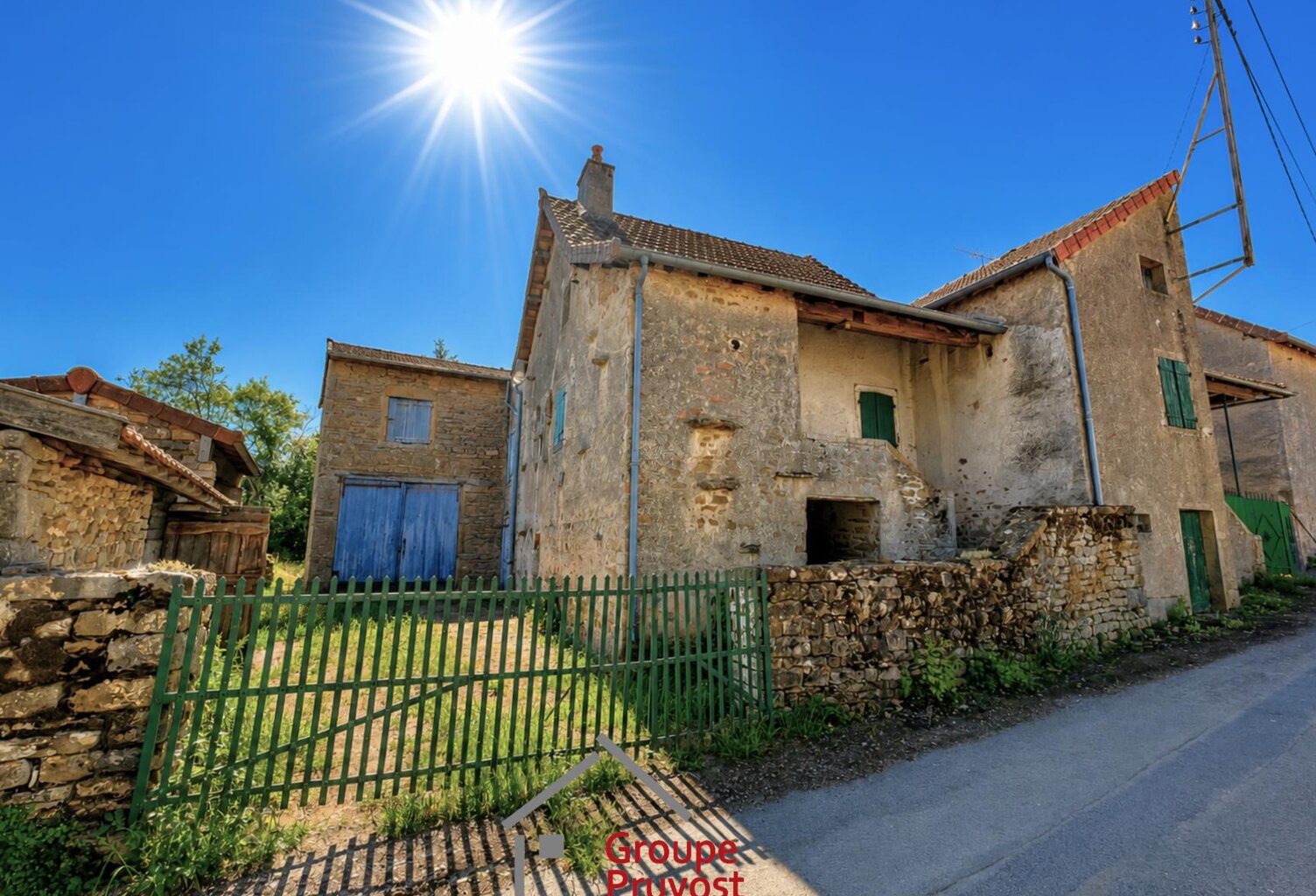 Ensemble immobilier à renover — photo 1