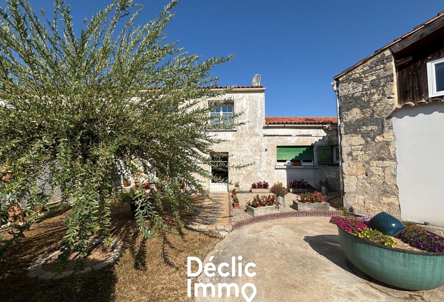LA JARRIE  - Maison de caractère à fort potentiel avec dépendances, jardin et garage — photo 1