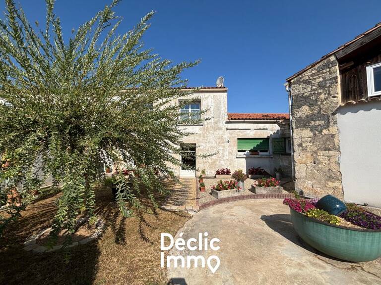 LA JARRIE  - Maison de caractère à fort potentiel avec dépendances, jardin et garage — photo 1