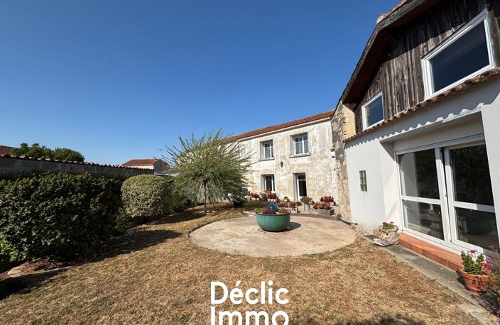 LA JARRIE  - Maison de caractère à fort potentiel avec dépendances, jardin et garage — photo 2
