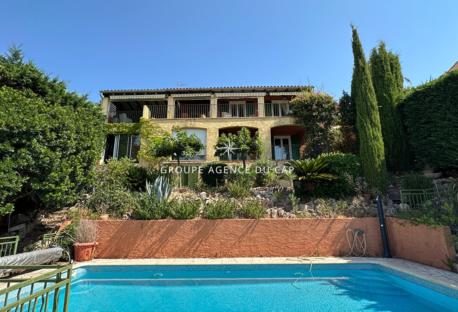 A VENDRE  VILLA PROVENÇALE  VUE MER PISCINE GARAGE AUX ISSAMBRES — photo 1