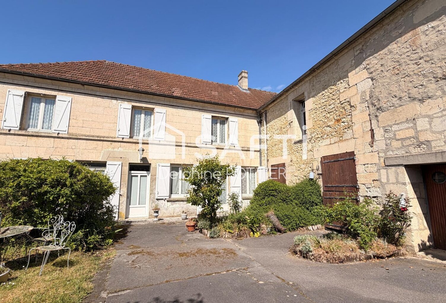 Ensemble immobilier à restaurer, possibilité de faire 4 à 6 logements et garages — photo 1
