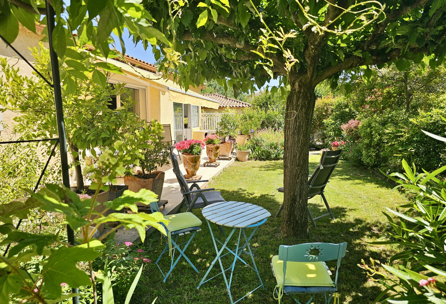 Élégante villa de plain-pied au cœur d’un terrain arboré de plus de 2 500 m2 — photo 1