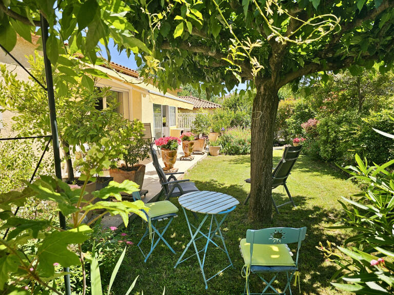 Élégante villa de plain-pied au cœur d’un terrain arboré de plus de 2 500 m2 — photo 1