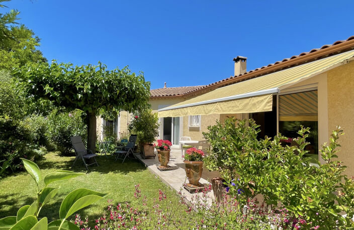 Élégante villa de plain-pied au cœur d’un terrain arboré de plus de 2 500 m2 — photo 4