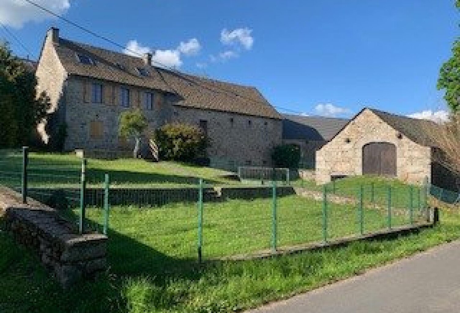 Ensemble de trois  bâtis , unique , espace individuel securisé, maison principale habitable de suite — photo 1