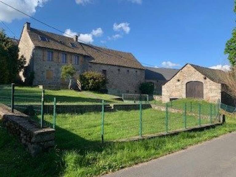 Ensemble de trois  bâtis , unique , espace individuel securisé, maison principale habitable de suite — photo 1