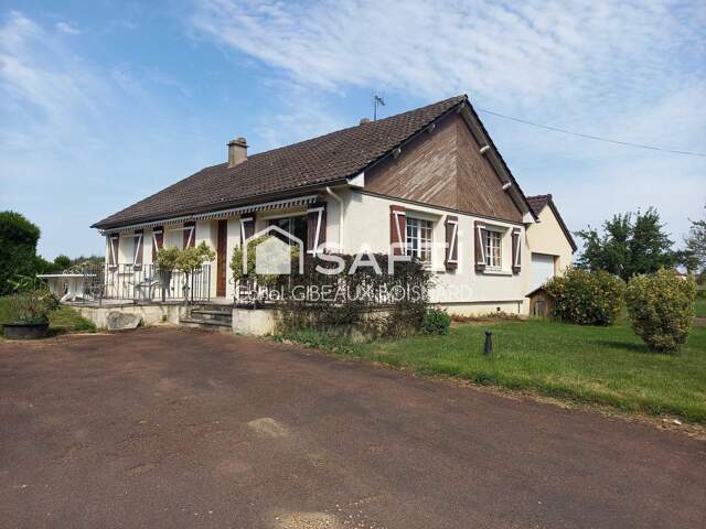 Maison avec piscine, garage et grand terrain — photo du bien